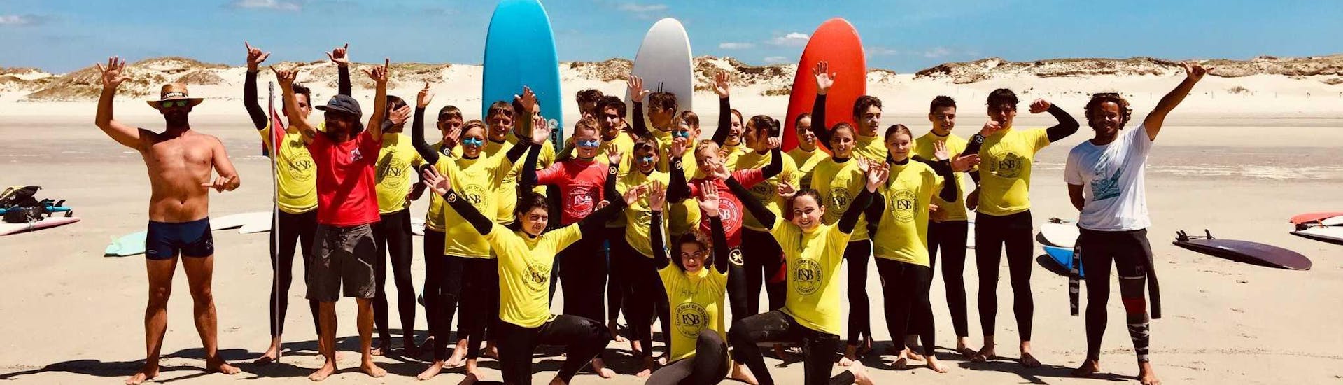 The group of surfer of ESB La Torche are regrouping to make a great photo after the surfing lessons in la pointe de la Torche.