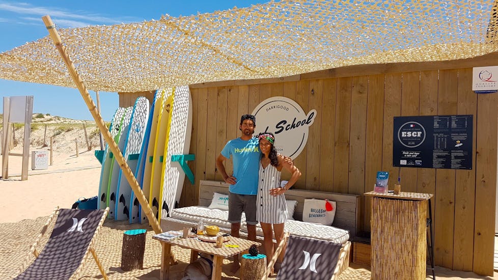 Le bureau de l'école de surf ESCF Hossegor sur la plage de la Gravière où ont lieu les cours de surf pour enfants et adultes, avec au premier plan Arnaud, directeur de l'école.