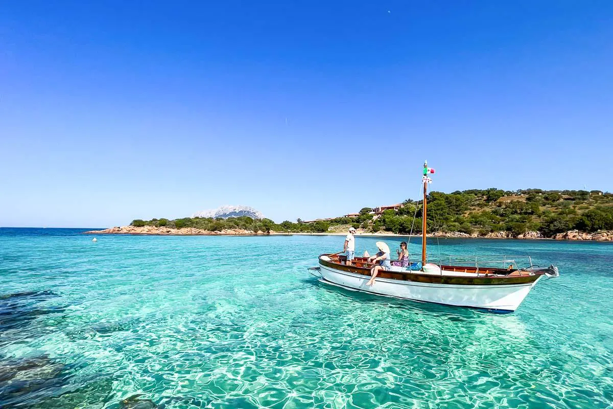 Paisajes impresionantes de montaña y mar, donde tienen lugar las experiencias de Sole Sale Sardinia.