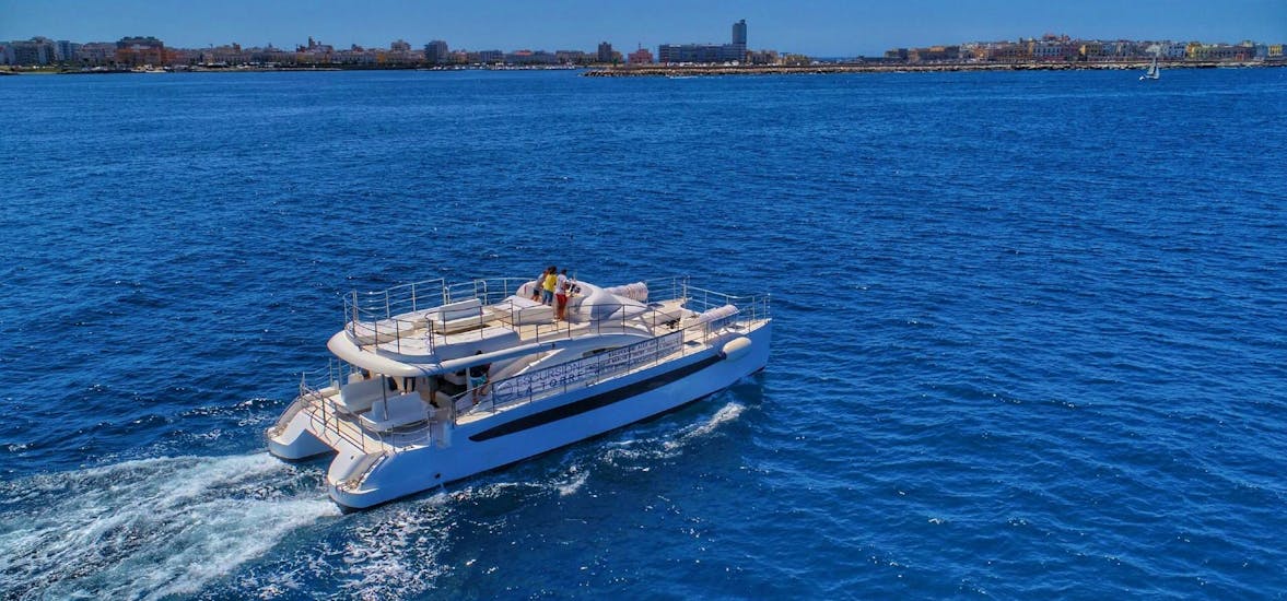 Foto del nostro lussuoso catamarano Utopia durante una gita in barca da Torre Vado con Escursioni La Torre.