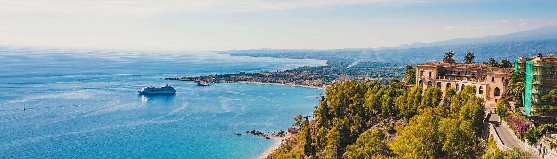 Taormina Escursioni Poseidon Beeindruckende Landschaften mit Bergen und Meer, wo Aktivitäten von Escursioni Poseidon Messina stattfinden.