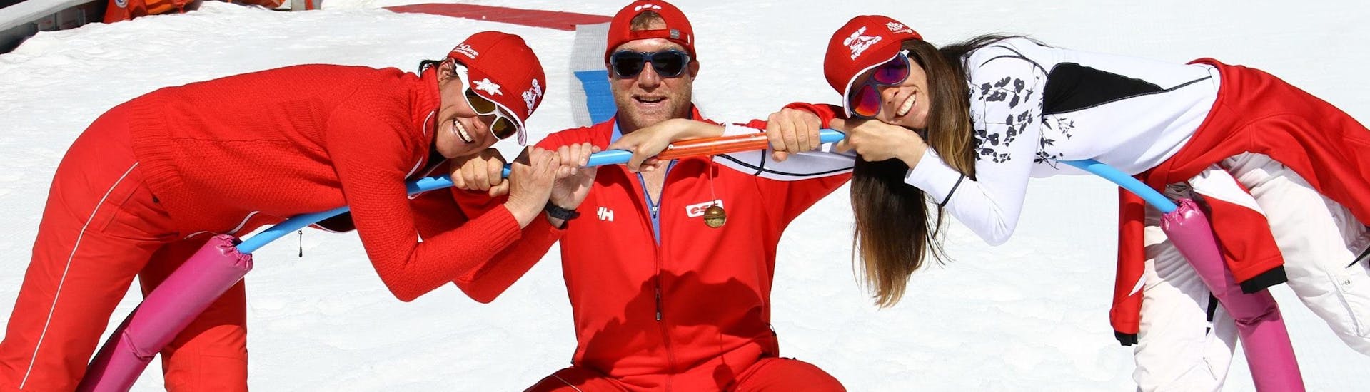 Les moniteurs de ski de l'école de ski ESF Aussois prennent une photo de groupe amusante avant un de leurs cours de ski.