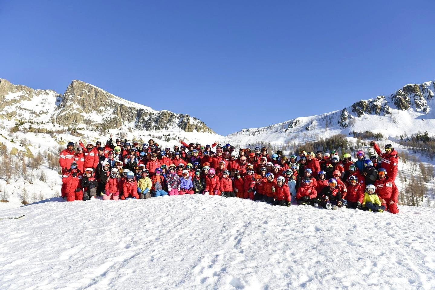 esf-isola-2000-hero Prachtige landschappen met bergen en zee, waar de ervaringen van Skischool ESF Isola 2000 plaatsvinden.