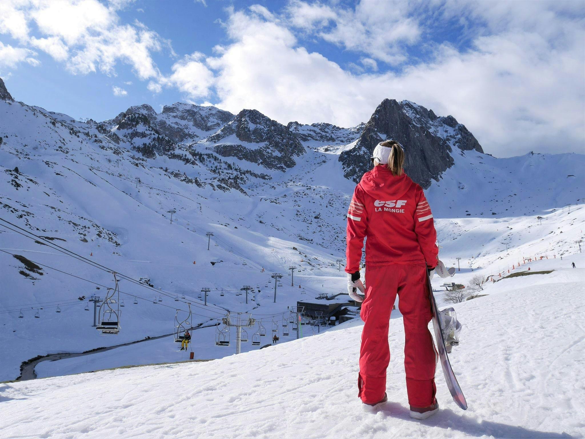 esf-la-mongie-hero-test Panorama mozzafiato con montagne e mare, dove hanno luogo le attività di ESF La Mongie.
