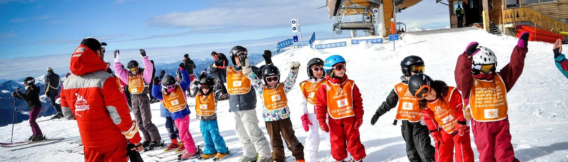 Des enfants sont heureux de prendre des cours de ski avec l'école de ski ESF Montclar.