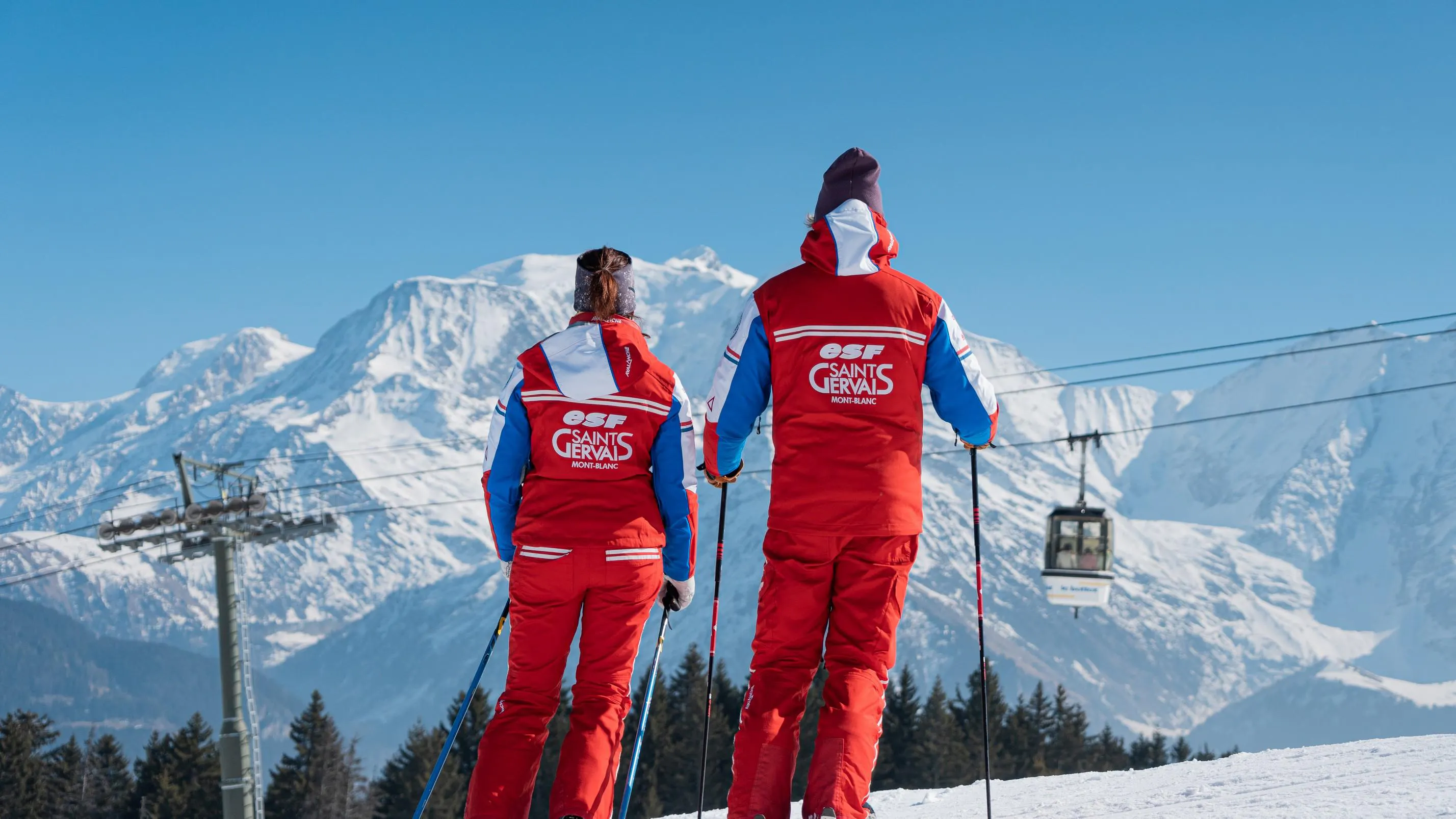 Beautiful landscapes showcasing mountains and sea, where the experiences of ESF Saint Gervais Mont-Blanc are taking place.
