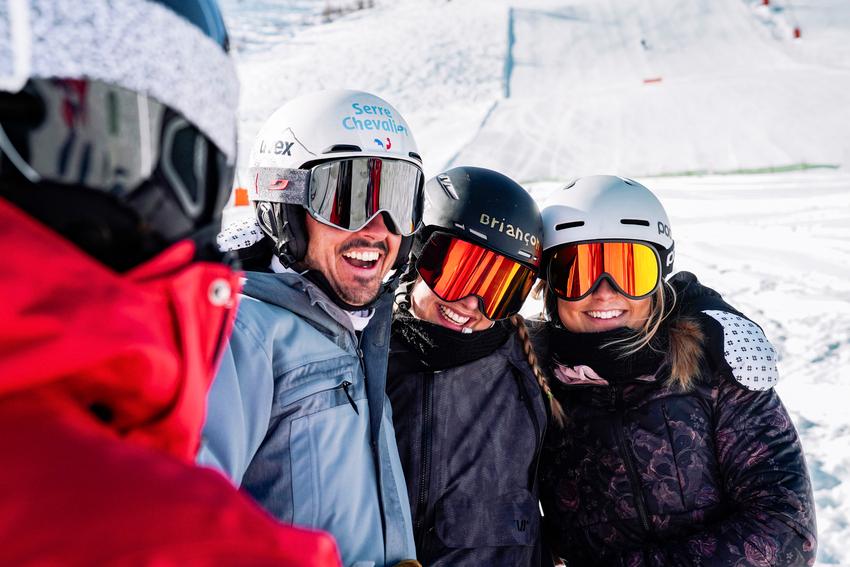 3 amis souriant à la caméra à l'ESF Argentière.