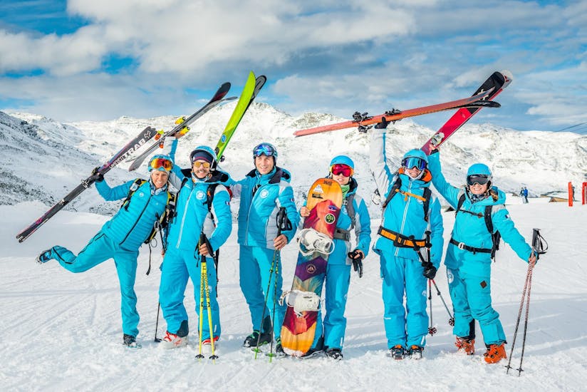 Les moniteurs de ski et snowboard de l'école de ski ESI Alpe d'Huez - European Ski School se réjouissent d'accueillir les participants au cours de ski et de snowboard.