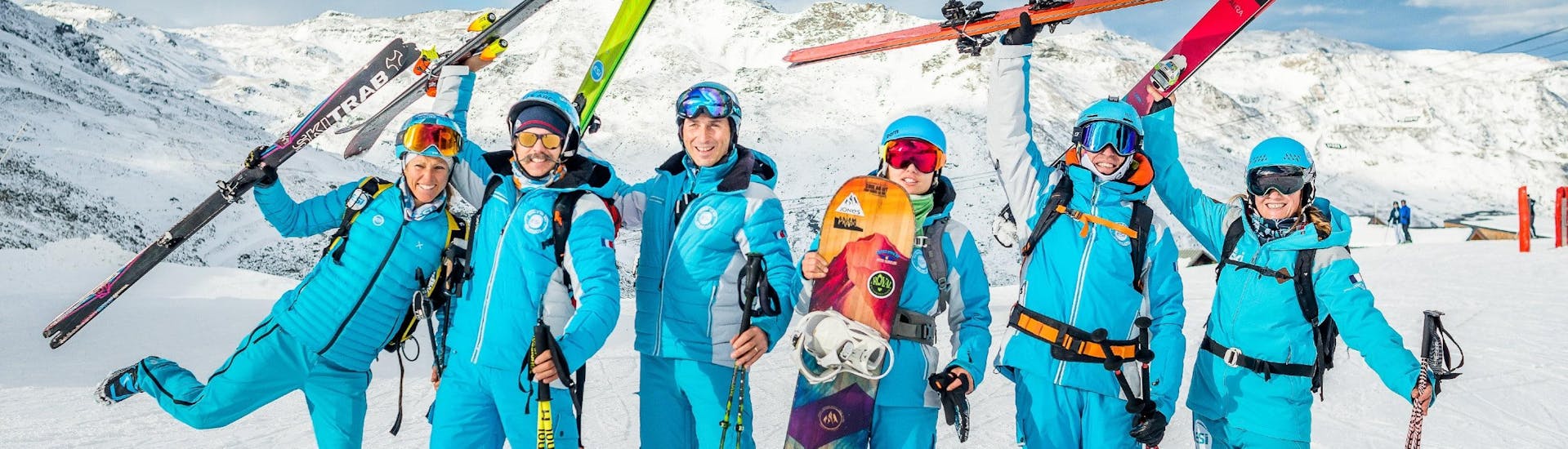 Les moniteurs de ski et snowboard de l'école de ski ESI Alpe d'Huez - European Ski School se réjouissent d'accueillir les participants au cours de ski et de snowboard.