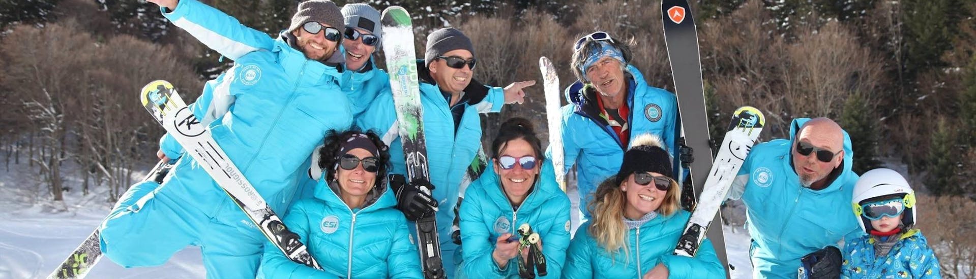 Foto del equipo de instructores de la escuela de esquí ESI Ecoloski Barèges que dan clases de esquí en el área de Le Gran Tourmalet.