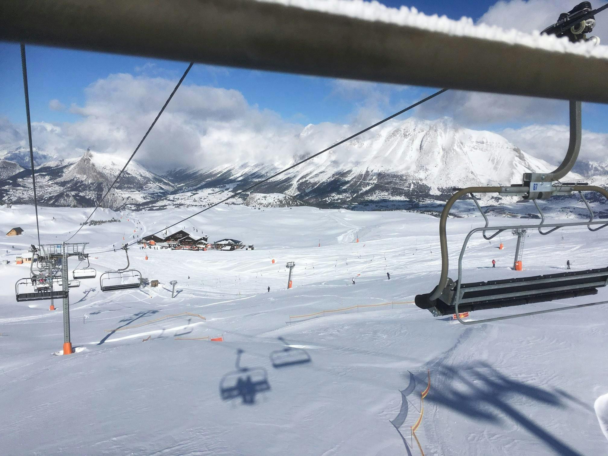 esi-devoluy-hero-OK Prachtige landschappen met bergen en zee, waar de ervaringen van École de ski indépendante du Dévoluy plaatsvinden.