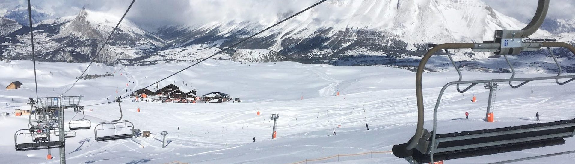Une vue sur le massif enneigé du Dévoluy où l'ESI Dévoluy proposent des cours de ski depuis l'une des remontées mécaniques.
