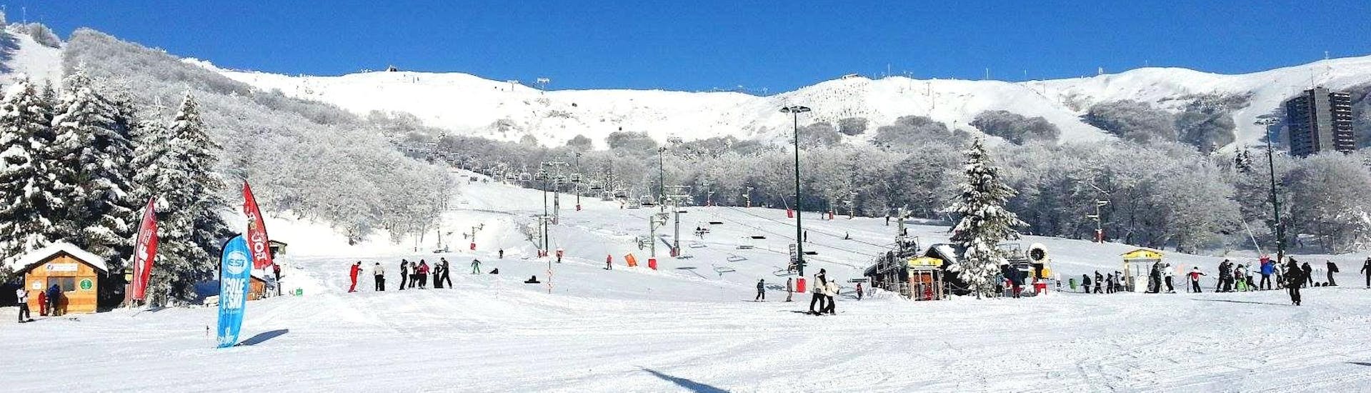 Vue de la zone débutant et des pistes de la station de Super Besse où l'école de ski ESI Gliss'Émotion Super-Besse propose des cours de ski.