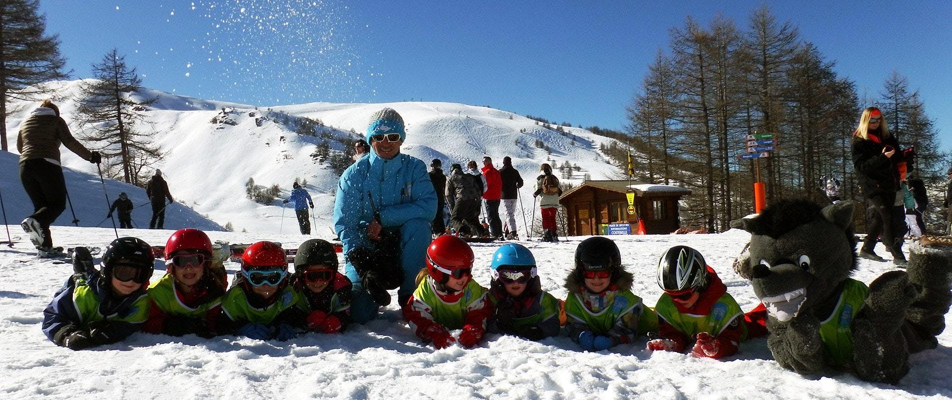 ESI Praloup - Cours Ski Enfants Vacances (6) Beautiful landscapes showcasing mountains and sea, where the experiences of Ski School ESI Number One Ovronnaz are taking place.