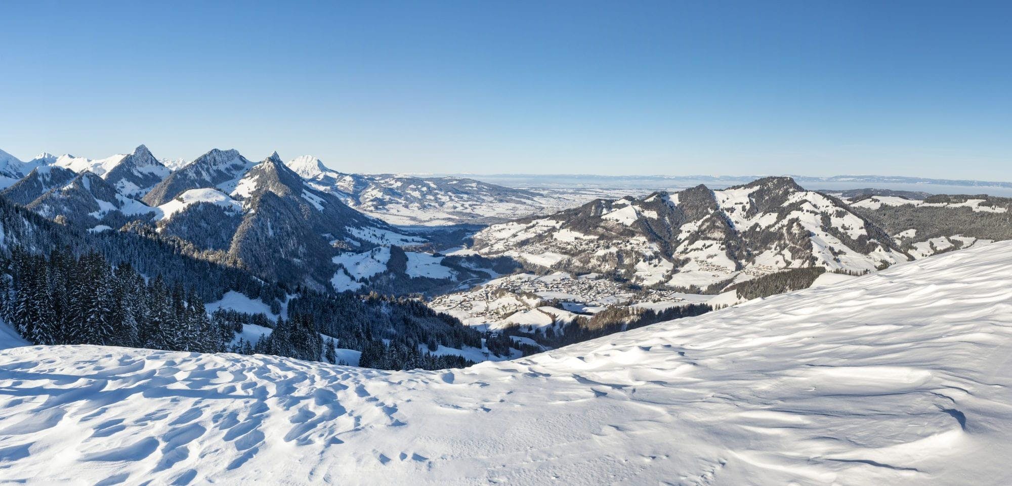 ess-charmey-hero Paisajes impresionantes de montaña y mar, donde tienen lugar las experiencias de Swiss Ski School Charmey.