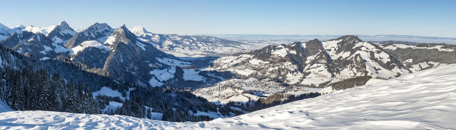 Ein Blick auf die Berge rund um das Skigebiet Charmey, wo die Schweizer Skischule Charmey ihre Skikurse für all diejenigen anbietet, die das Skifahren lernen wollen.
