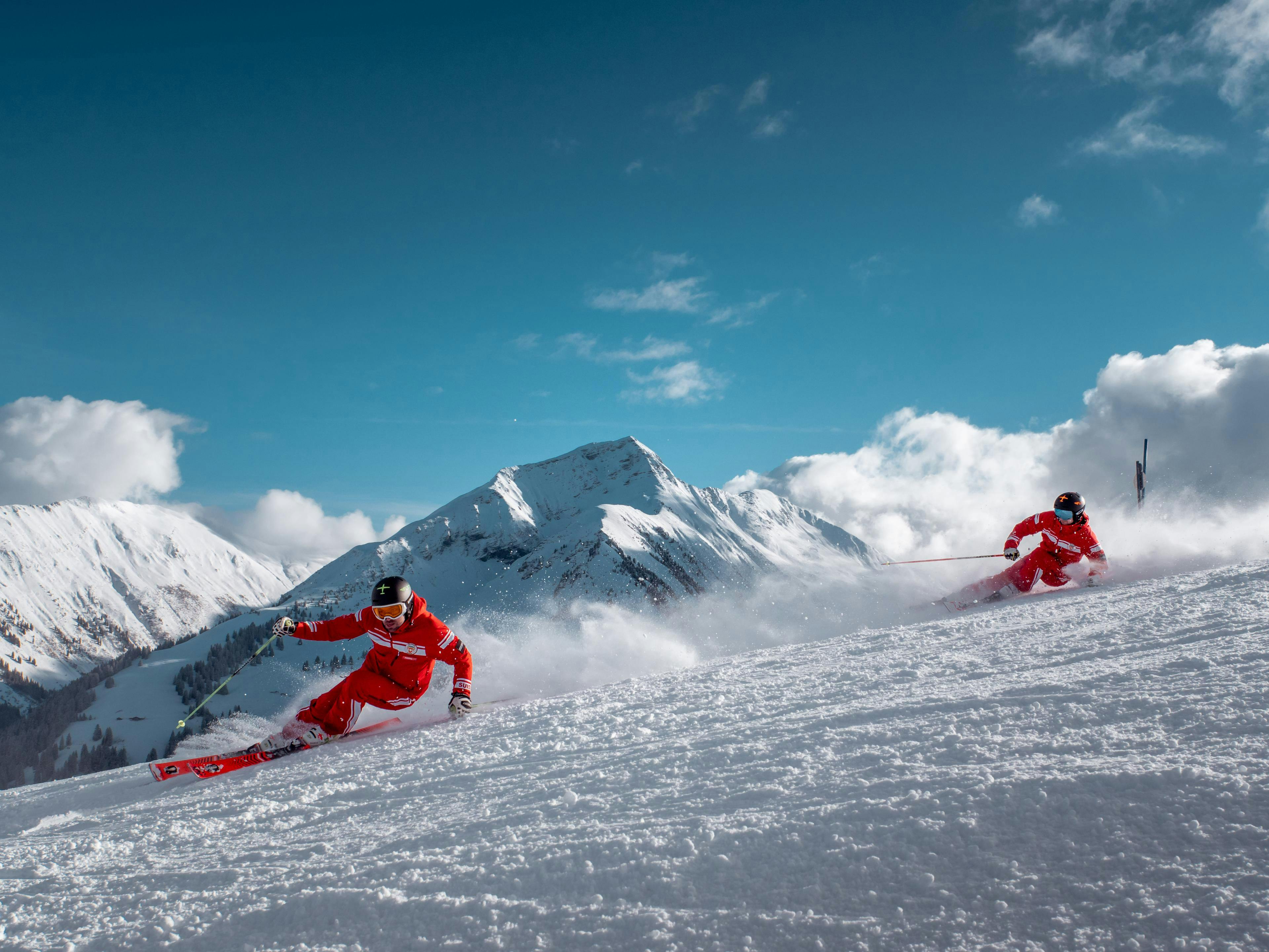 Prachtige landschappen met bergen en zee, waar de ervaringen van Swiss Ski School Rougemont Gstaad plaatsvinden.