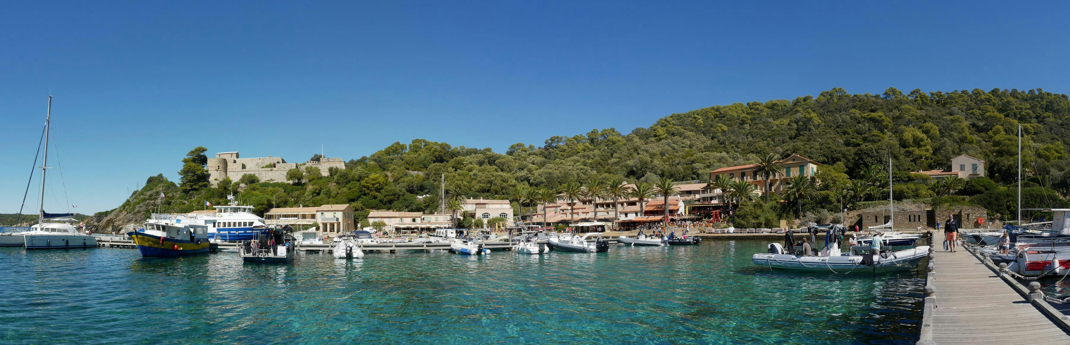 european-diving-school-hyeres-hero The European diving school boats are at sea in Hyères.
