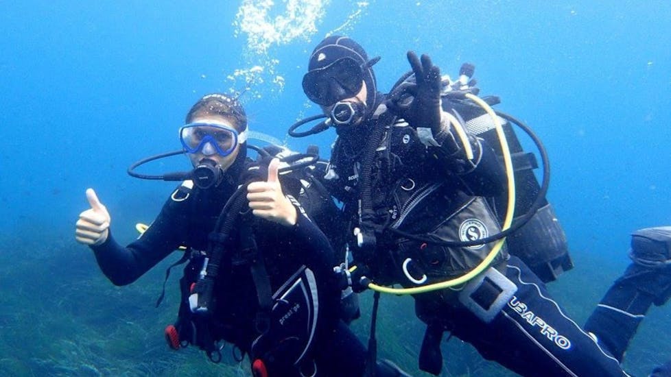 Two divers are underwater for a Scuba Diving Course "PADI Scuba Diver" in Hyères with European Diving School.