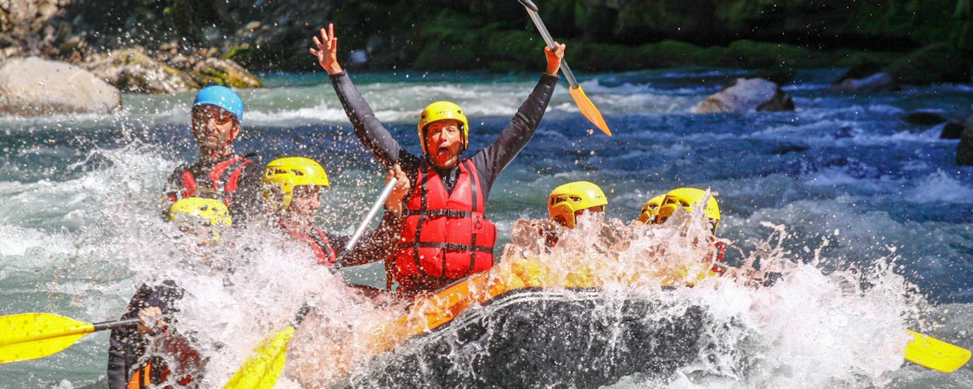 A group of friends is having fun on the Dranse River during a rafting tour with Evolution 2 Aquarafting Lake Geneva.