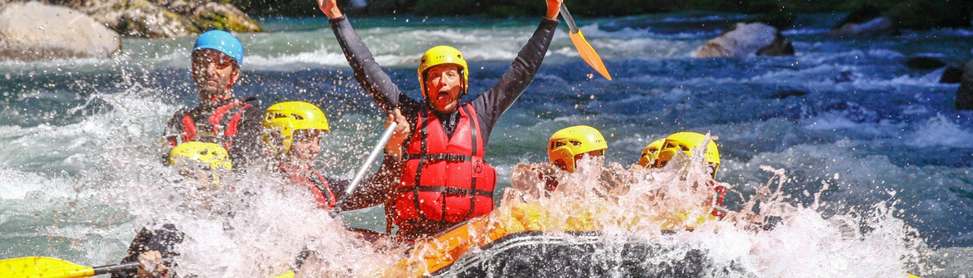 A group of friends is having fun on the Dranse River during a rafting tour with Evolution 2 Aquarafting Lake Geneva.