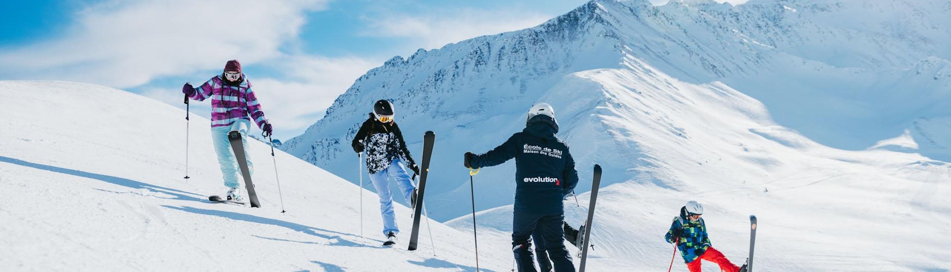 Des adultes prennent des cours de ski avec Evolution 2 Saint-Gervais. 