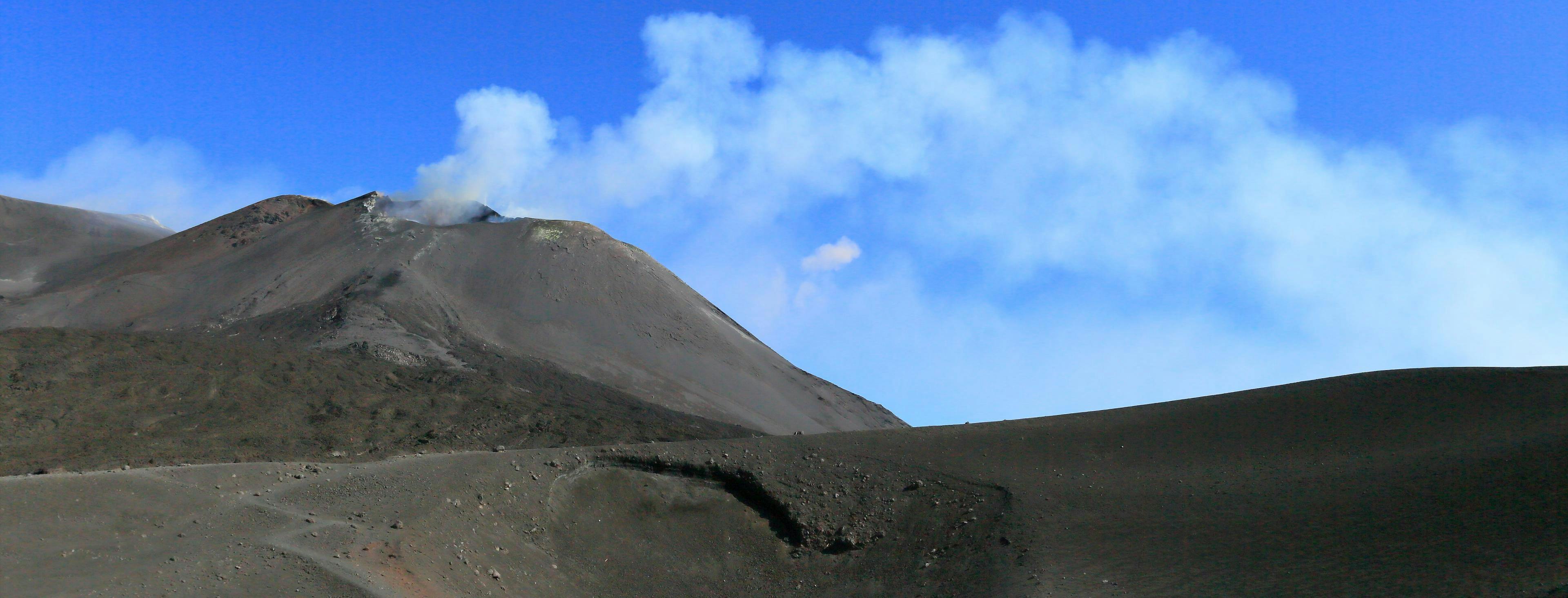 Excursions Etna Beautiful landscapes showcasing mountains and sea, where the experiences of Excursions Etna are taking place.