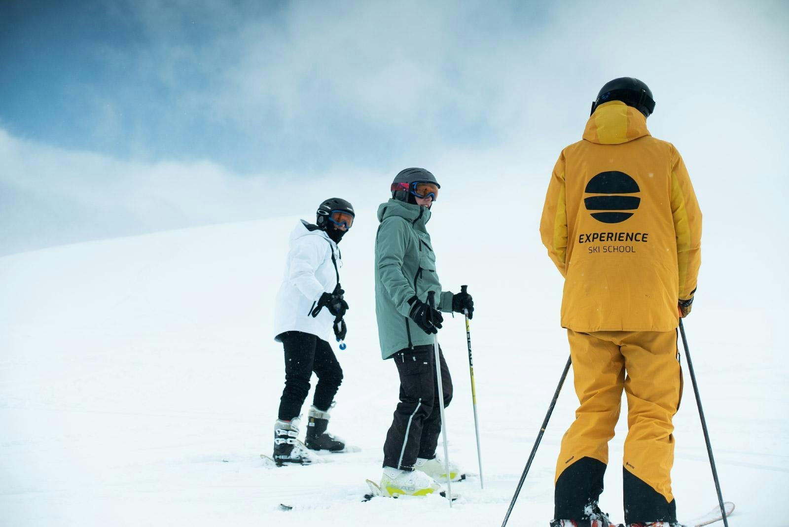 Experience Snowsports School Paisajes impresionantes de montaña y mar, donde tienen lugar las experiencias de Experience Snowsports School .