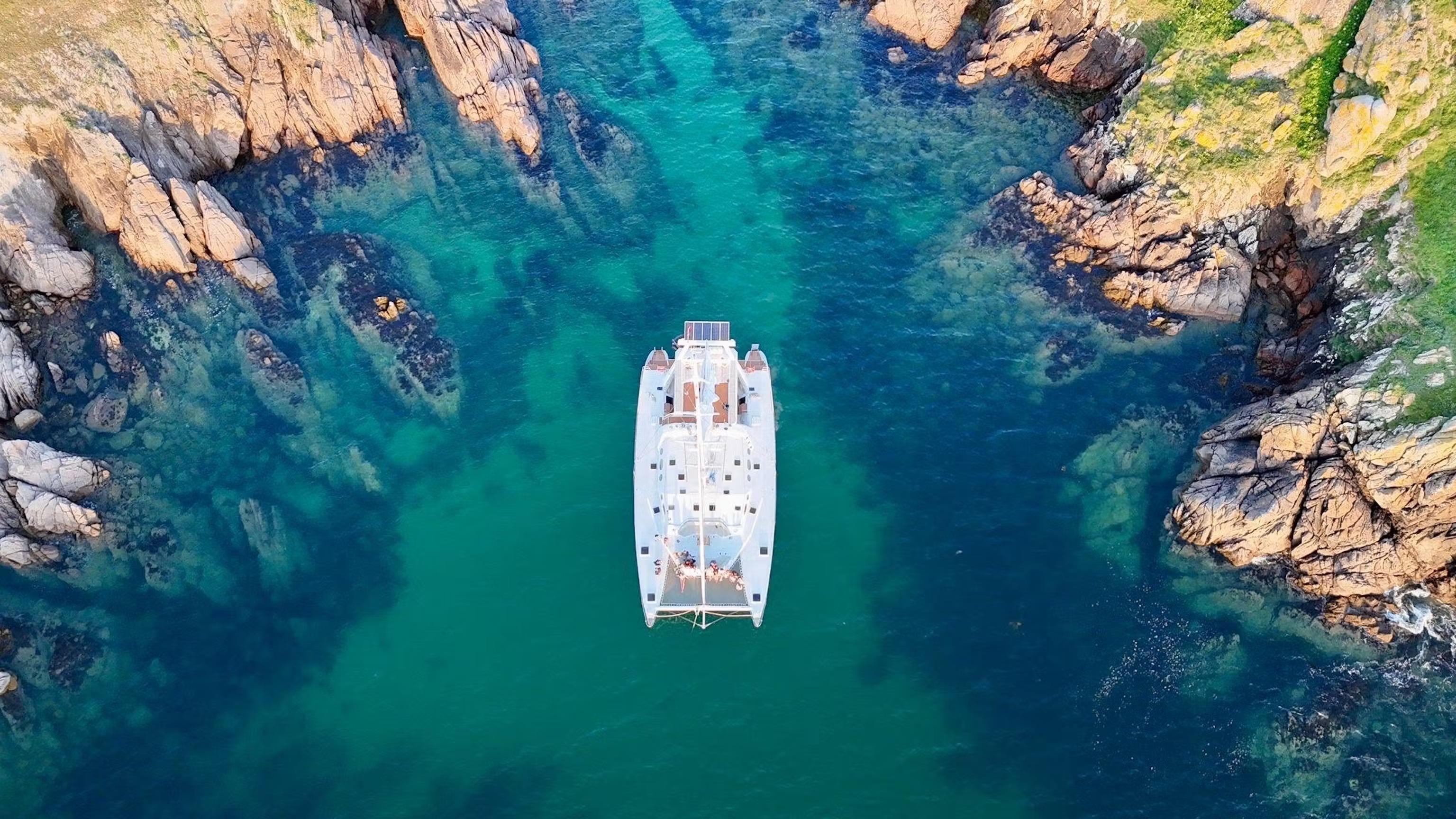 Il catamarano Valmarelo Marine La Trinité-sur-Mer visto dall'alto sulle acque turchesi.