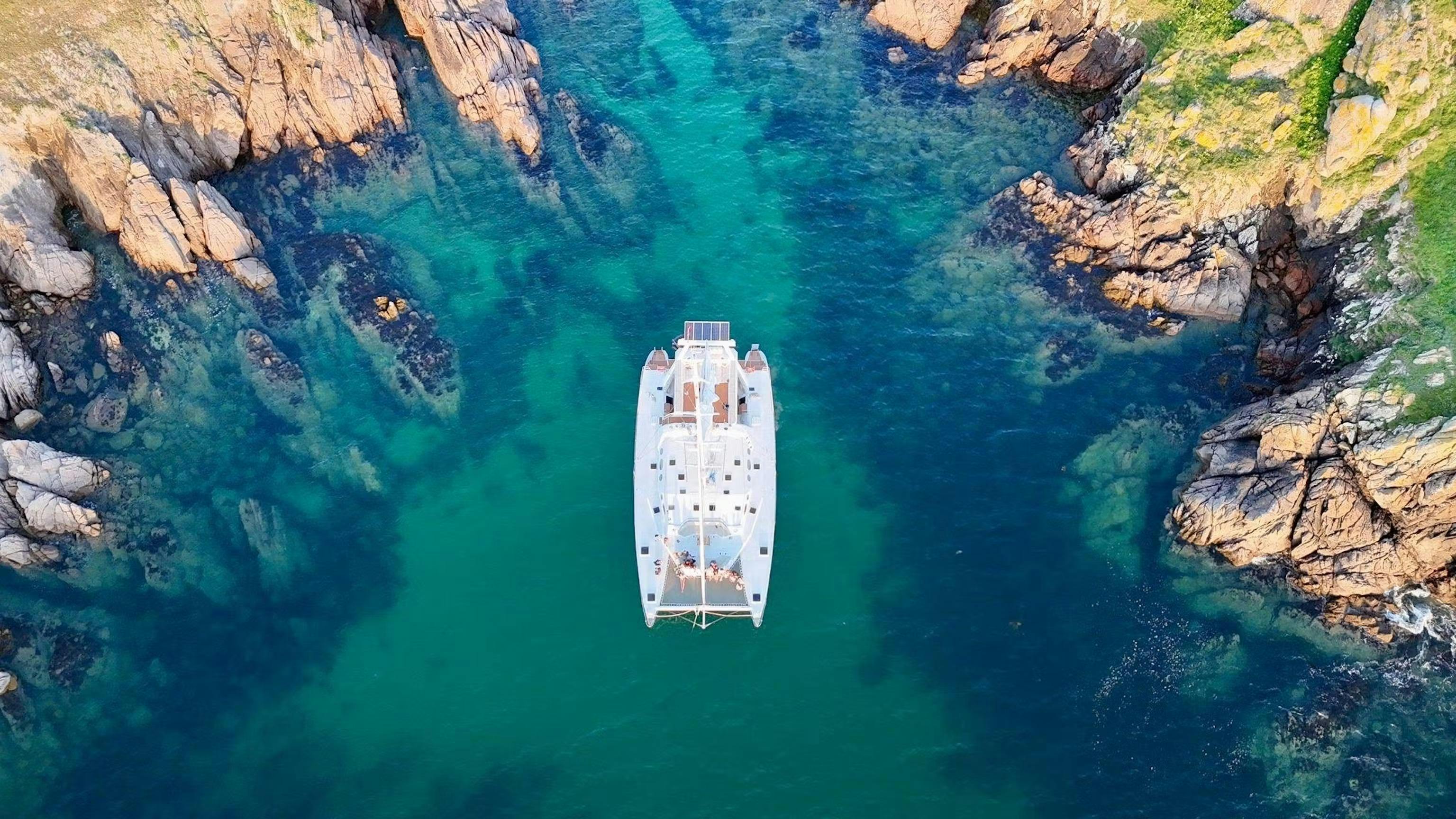 Beautiful landscapes showcasing mountains and sea, where the experiences of Valmarelo Marine La Trinité-sur-Mer are taking place.