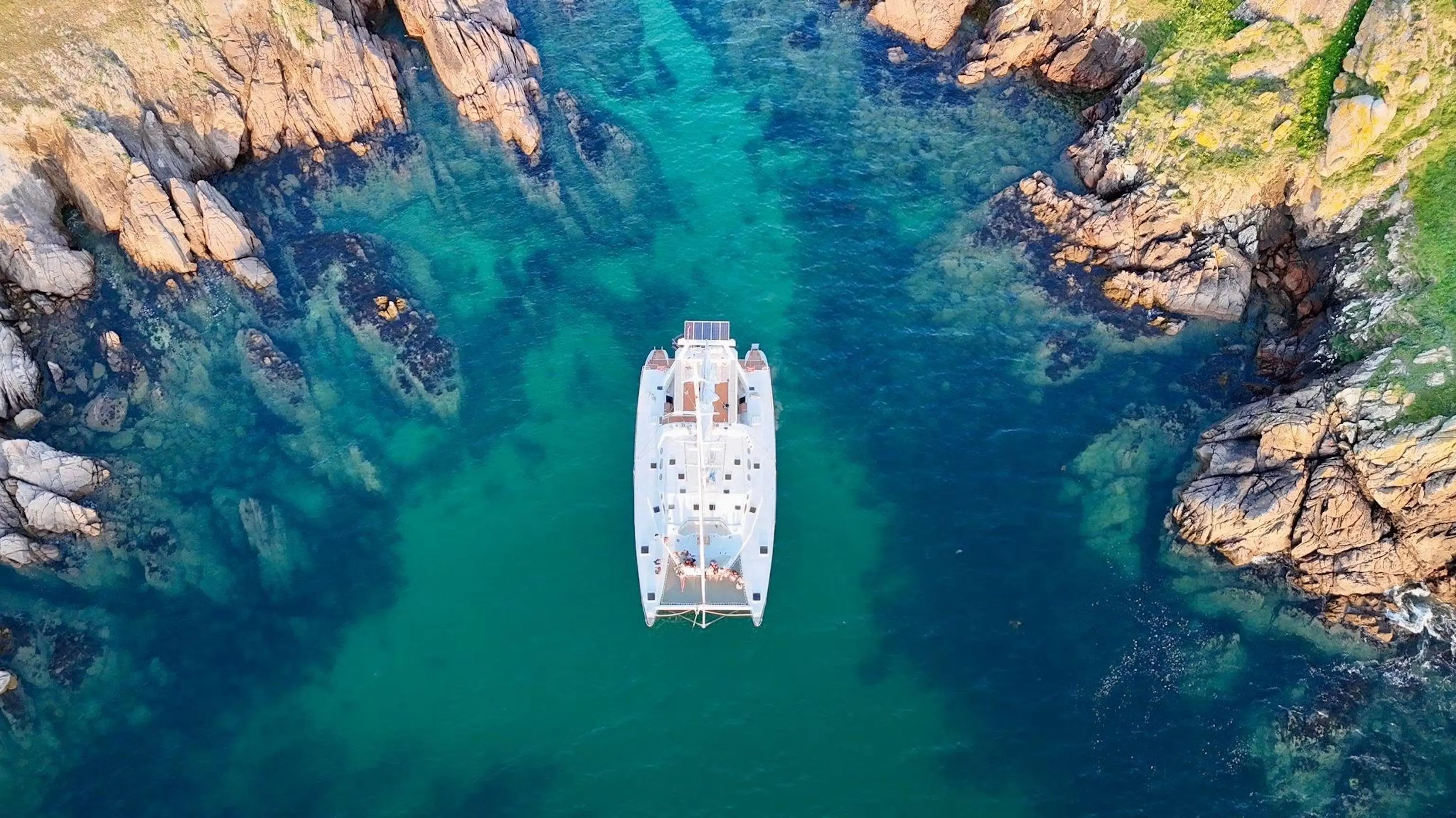 Valmarelo Marine La Trinité-sur-Mer Beautiful landscapes showcasing mountains and sea, where the experiences of Valmarelo Marine La Trinité-sur-Mer are taking place.