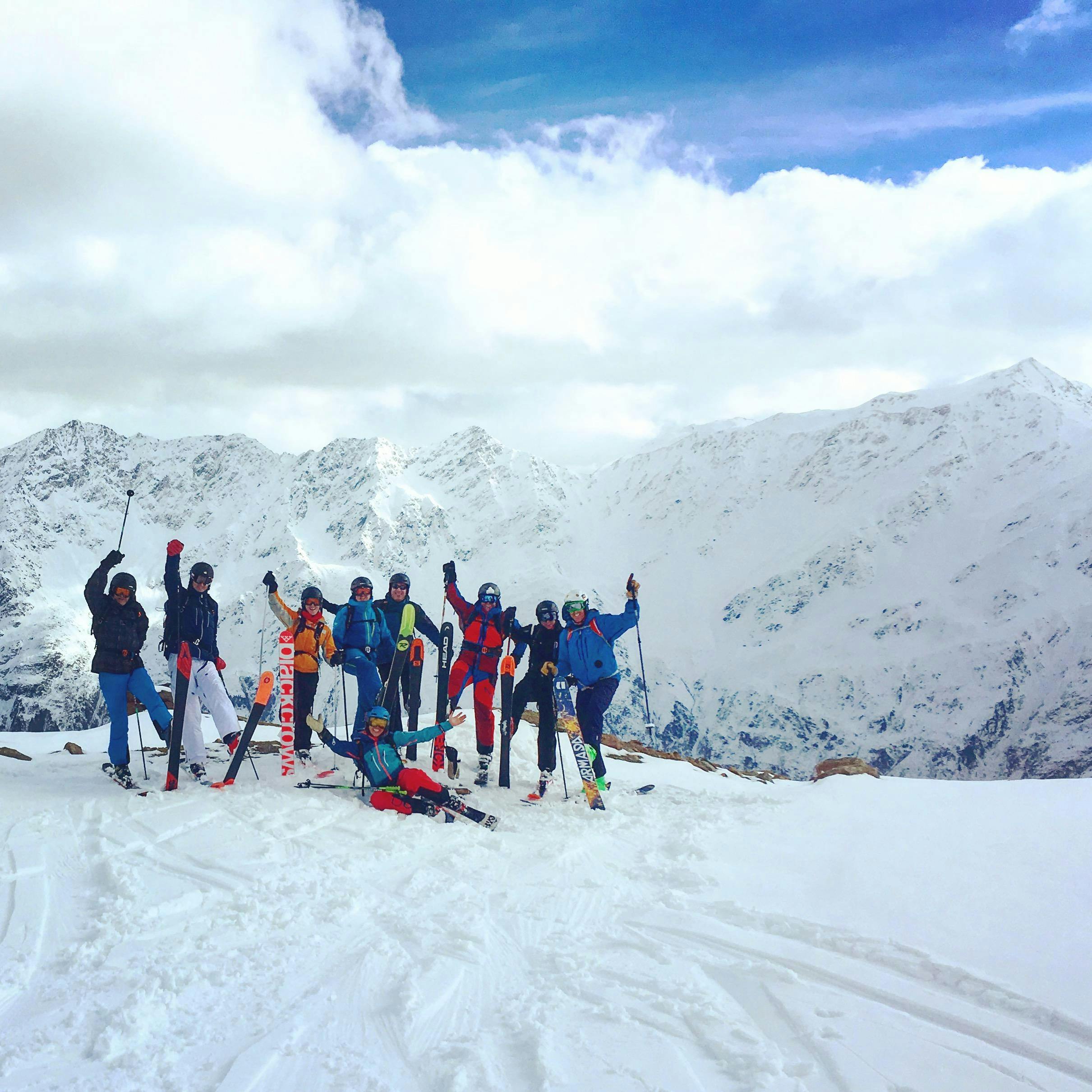 F8F3687E-A5F6-4242-84DD-D320791B1DF3 Beeindruckende Landschaften mit Bergen und Meer, wo Aktivitäten von Ski & Smile Snowsports stattfinden.