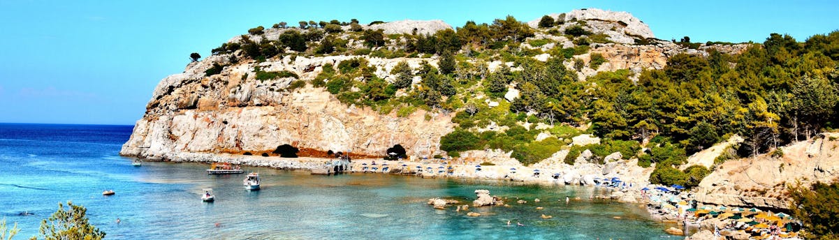 Faliraki SEM Hero Mehrere Boote vor Anker in der Nähe der Küste von Faliraki.