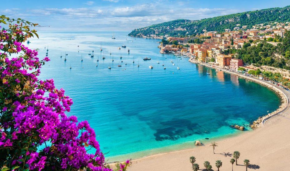 Beautiful landscape of a beach with a lot of boats seen with Glisse Evasion Côte d'Azur.