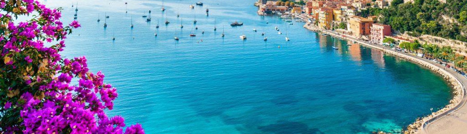 Beautiful landscape of a beach with a lot of boats seen with Glisse Evasion Côte d'Azur.