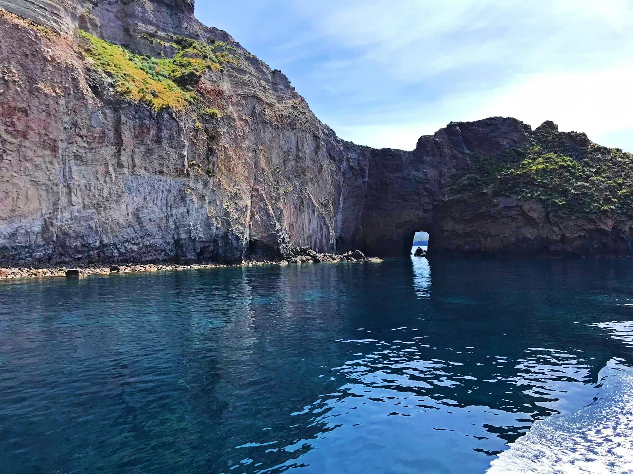 Comerci Navigazione Tropea Beeindruckende Landschaften mit Bergen und Meer, wo Aktivitäten von Comerci Navigazione Tropea stattfinden.