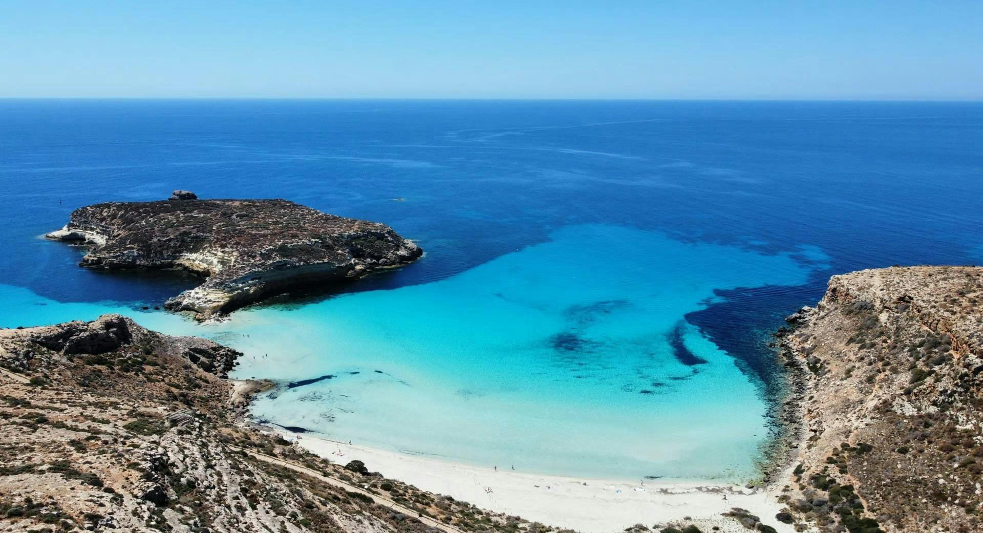 Baby 2 e Baby 3 Lampedusa Prachtige landschappen met bergen en zee, waar de ervaringen van Baby 2 e Baby 3 Lampedusa plaatsvinden.