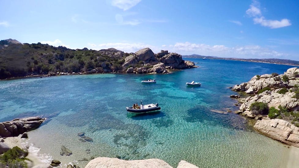 Uno dei gommoni di FeDe Solution Baja Sardinia & Cannigione che naviga nelle acque color smeraldo dell'Arcipelago di La Maddalena. 