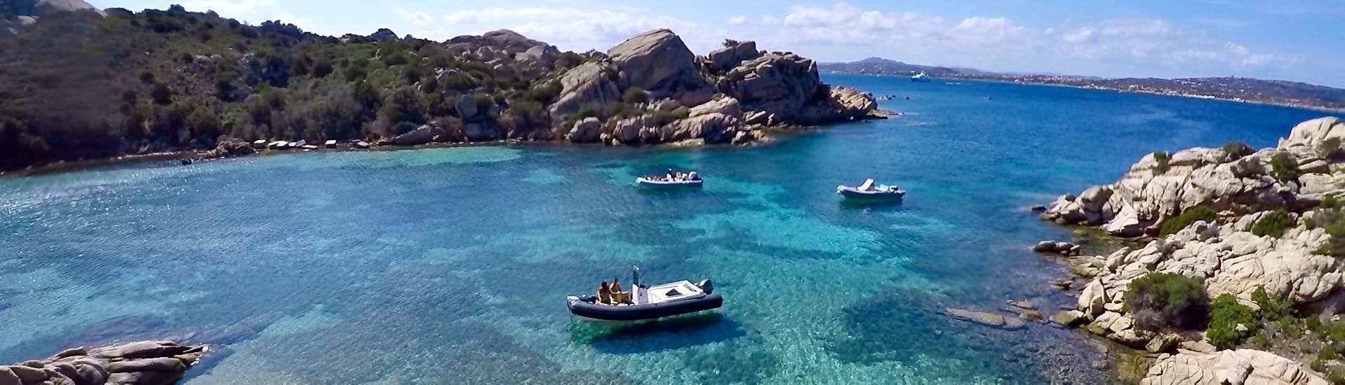 Uno dei gommoni di FeDe Solution Baja Sardinia & Cannigione che naviga nelle acque color smeraldo dell'Arcipelago di La Maddalena. 
