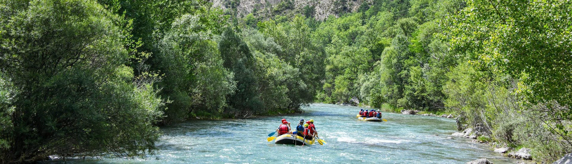 Les eaux émeraudes de la rivière Verdon, célèbre destination pour le rafting et la randonnée en rivière, activités proposées par Feel Rafting à Castellane.