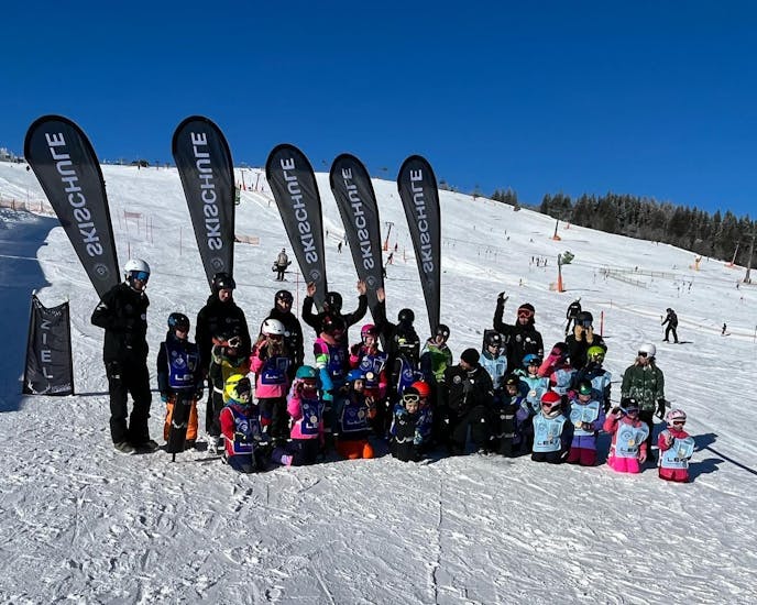 Eine Gruppe Kinder und ihre Skilehrer während dem Kinder-Skikurs der Skischule Feldberg Sports.