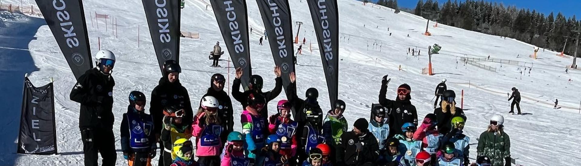 Een groep kinderen en hun skileraren tijdens de kinderskiles bij Skischool Feldberg Sports.