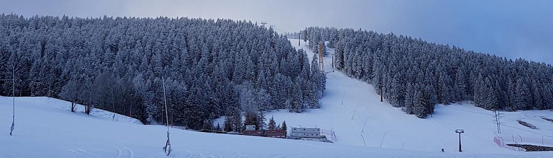 Vista del paisaje soleado de la montaña durante un curso de esquí con las escuelas de esquí en Fichtelberg–Oberwiesenthal.
