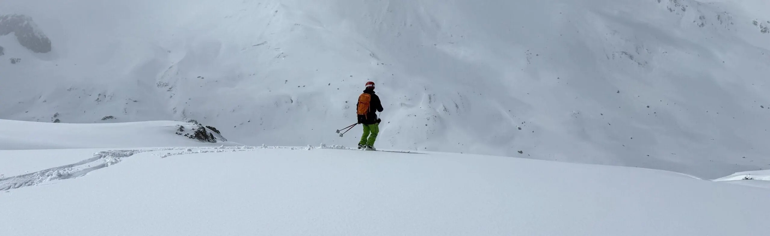 FIL Alpin - Ski Lessons and Guided Tours - 1 Skier enjoying the slopes in Switzerland.