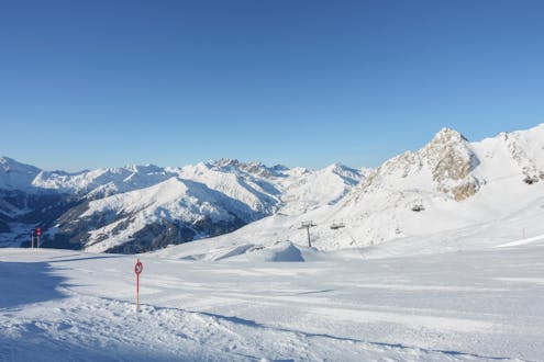 Erwachsene und Kinder beim Skifahren im Skigebiet Finkenberg.