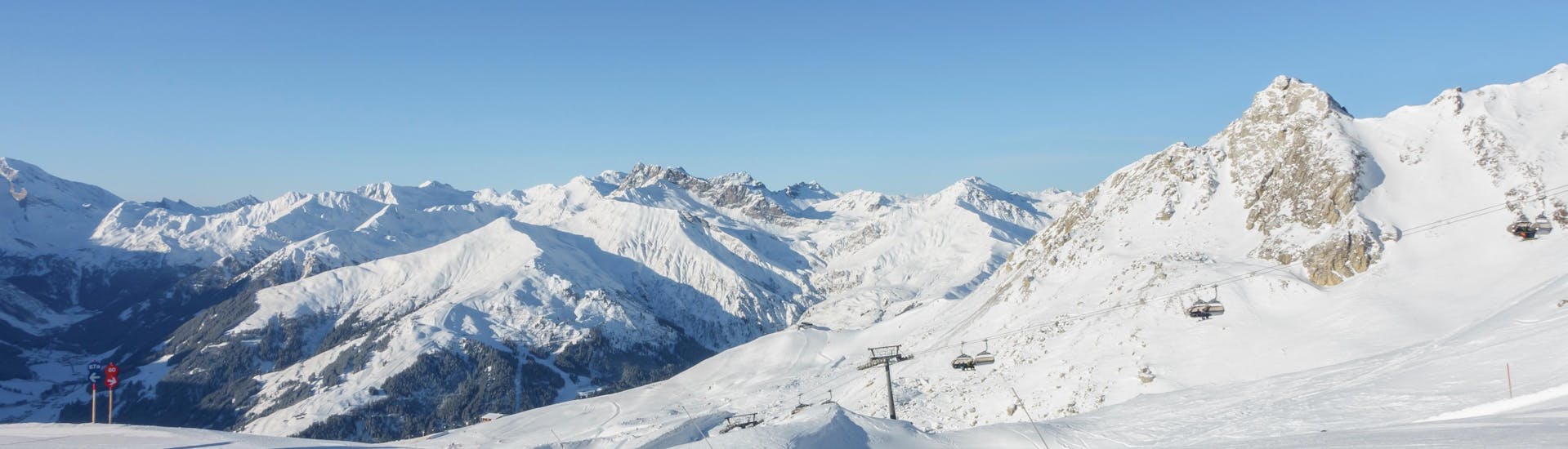 Ausblick auf die sonnige Berglandschaft beim Skifahren lernen mit den Skischulen in Finkenberg.