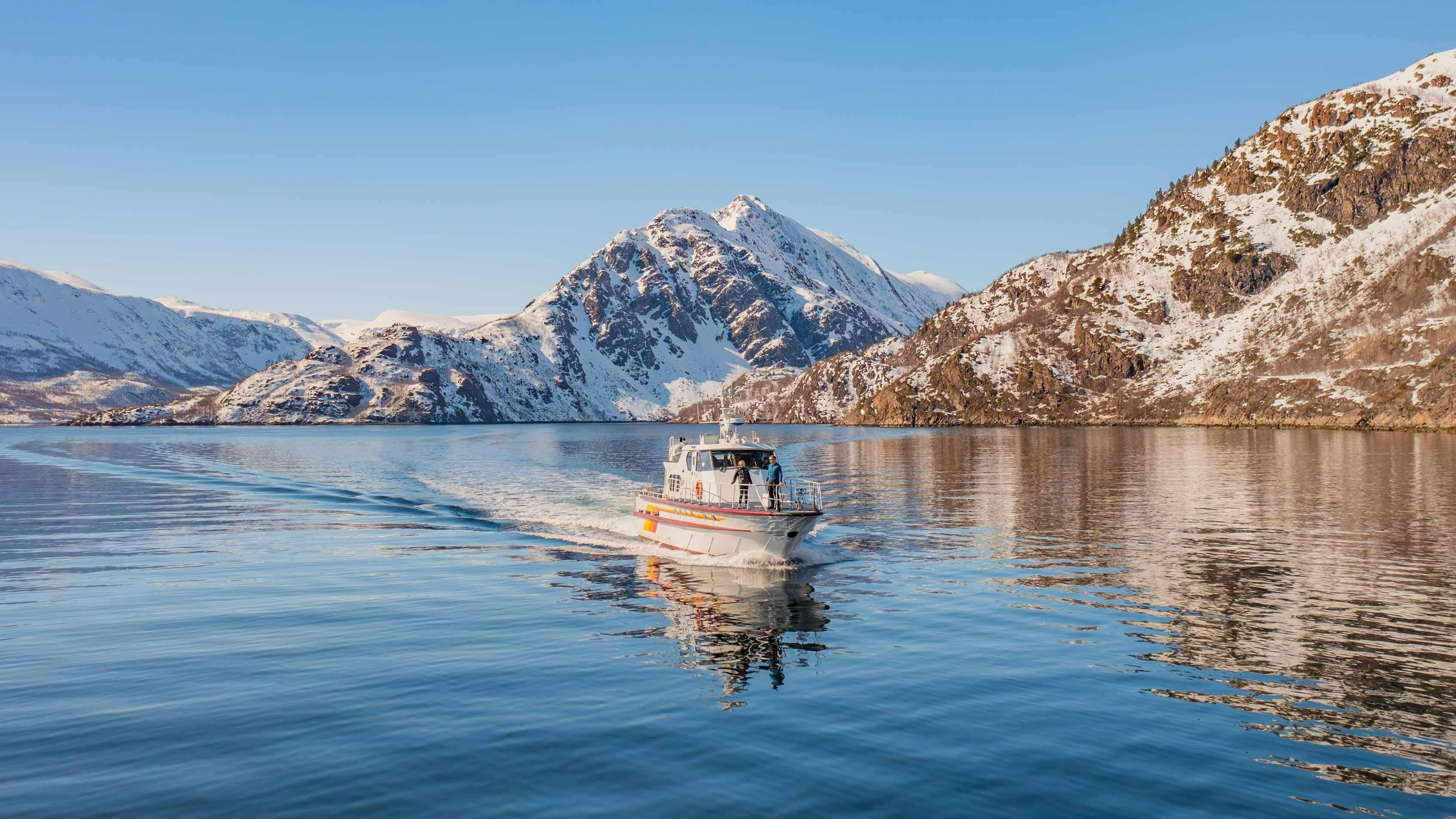 Beautiful landscapes showcasing mountains and sea, where the experiences of finnmark moods Alta are taking place.