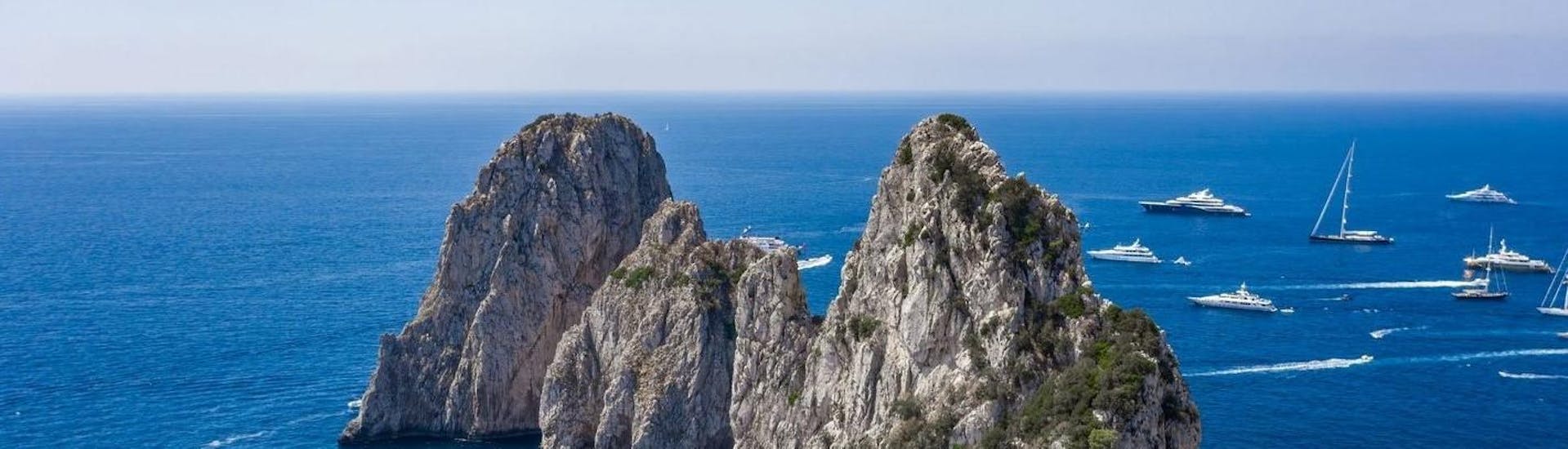 Vista dei Faraglioni di Capri che potrete ammirare durante il nostro giro in barca.