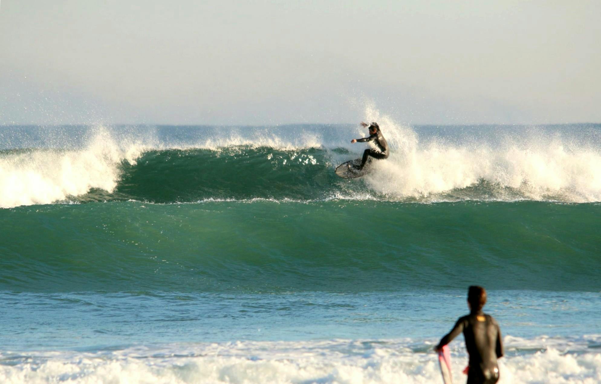 Fish Surf School Matosinhos Beeindruckende Landschaften mit Bergen und Meer, wo Aktivitäten von Fish Surf School Matosinhos stattfinden.