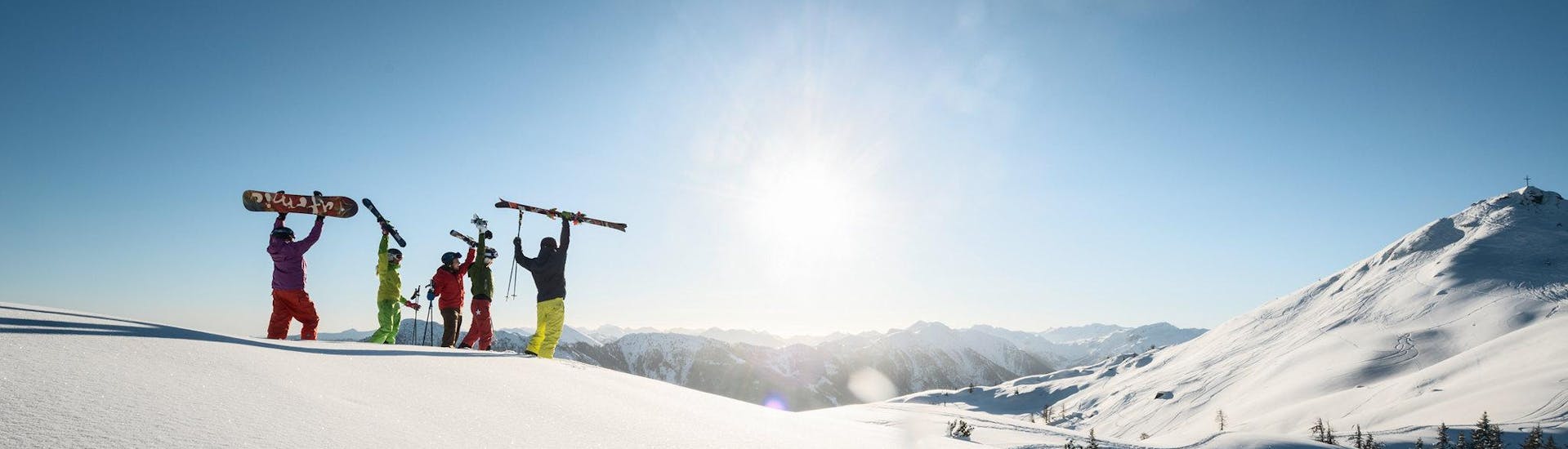Ausblick auf die sonnige Berglandschaft beim Skifahren lernen mit den Skischulen in Kleinarl-Flachauwinkl.